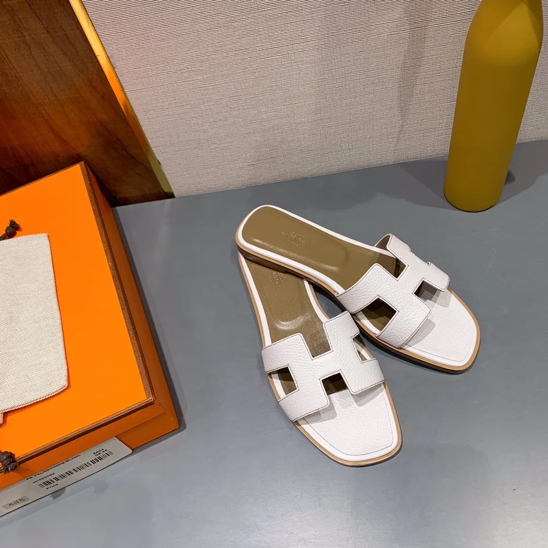 👟👟Ex-factory price 480👟👟 Litchi pattern cowhide series Newly revised version (Hermès) Packaging upgrade, version workmanship and material upgrade Hermes The highest version of handmade shoes in the market Top product Hermès H slippers Flat slippers —————————— The most classic, real handmade shoes, even the number of stitches is the same as the original version, purely handmade by masters The highest version in the industry Italian imported cowhide + original customized Australian sheepskin feet + genuine leather outsole, top exclusive packaging box 35-39 (34.40.41.42 custom-made, non-refundable)